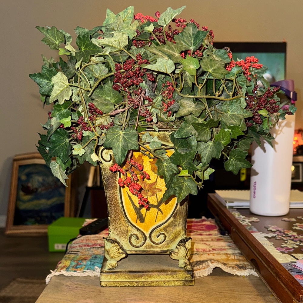 Decorative Green and Red Vintage Ivy Planter